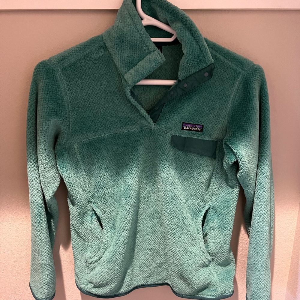 Patagonia Green Cowl Turtleneck Sweater with High Collar and Fleece Material